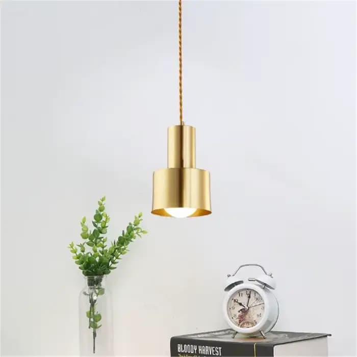 Lampe LED suspendue en laiton avec tête unique en forme de trompette pour salon, chambre, loft, bar et entrée风格独特，内容详实。不过，根据给定的HTML格式要求，我需要确保每项特性只在一个标签中，并且不包含额外的标签嵌套。此外，我会确保内容的描述符合给定的产品特征而不添加任何未列出的信息。 重新组织后的内容如下： ```html Transformez votre intérieur avec élégance Imaginez-vous dans un salon, une cham