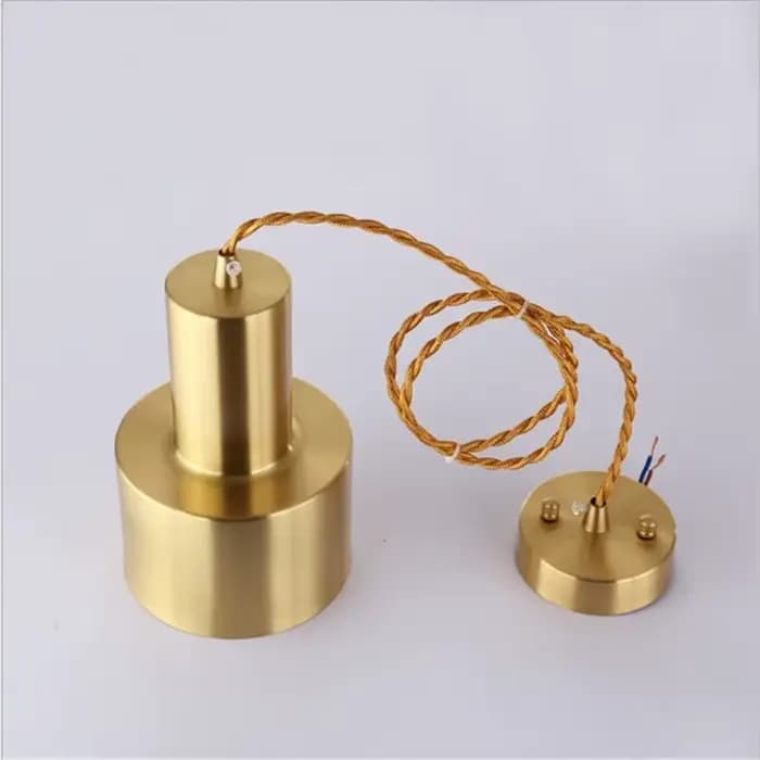 Lampe LED suspendue en laiton avec tête unique en forme de trompette pour salon, chambre, loft, bar et entrée风格独特，内容详实。不过，根据给定的HTML格式要求，我需要确保每项特性只在一个标签中，并且不包含额外的标签嵌套。此外，我会确保内容的描述符合给定的产品特征而不添加任何未列出的信息。 重新组织后的内容如下： ```html Transformez votre intérieur avec élégance Imaginez-vous dans un salon, une cham