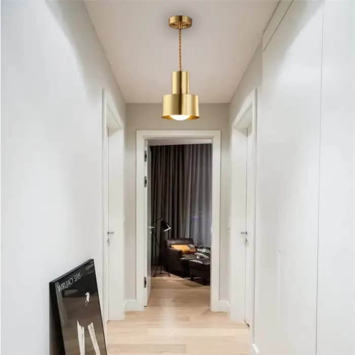 Lampe LED suspendue en laiton avec tête unique en forme de trompette pour salon, chambre, loft, bar et entrée风格独特，内容详实。不过，根据给定的HTML格式要求，我需要确保每项特性只在一个标签中，并且不包含额外的标签嵌套。此外，我会确保内容的描述符合给定的产品特征而不添加任何未列出的信息。 重新组织后的内容如下： ```html Transformez votre intérieur avec élégance Imaginez-vous dans un salon, une cham