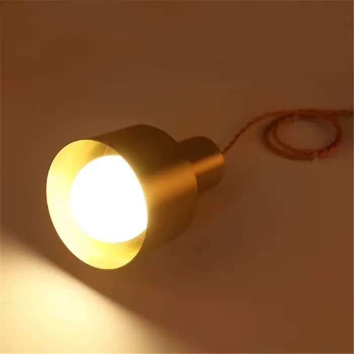 Lampe LED suspendue en laiton avec tête unique en forme de trompette pour salon, chambre, loft, bar et entrée风格独特，内容详实。不过，根据给定的HTML格式要求，我需要确保每项特性只在一个标签中，并且不包含额外的标签嵌套。此外，我会确保内容的描述符合给定的产品特征而不添加任何未列出的信息。 重新组织后的内容如下： ```html Transformez votre intérieur avec élégance Imaginez-vous dans un salon, une cham