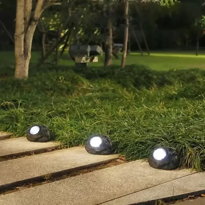 Projecteur LED Solaire Étanche avec Capteur de Lumière, Luminaire Décoratif d'Extérieur, Idéal pour un Jardin ou un Paysage