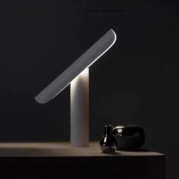 Lampe de bureau à ampoule LED design pour chambre d'hôtel, décoration de maison moderne en fer coloré, lumière décorative de chevet de chambre à coucher minimaliste moderne