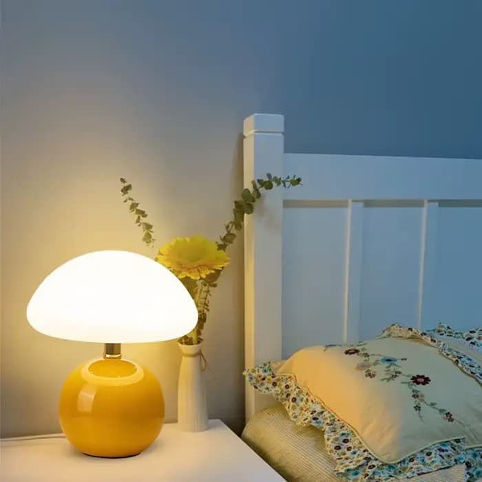 Petite lampe de table en forme de champignon, jolie lampe de table en céramique colorée crème, éclairage de nuit pour chambre d'enfants, décoration de maison, accessoires de chambre