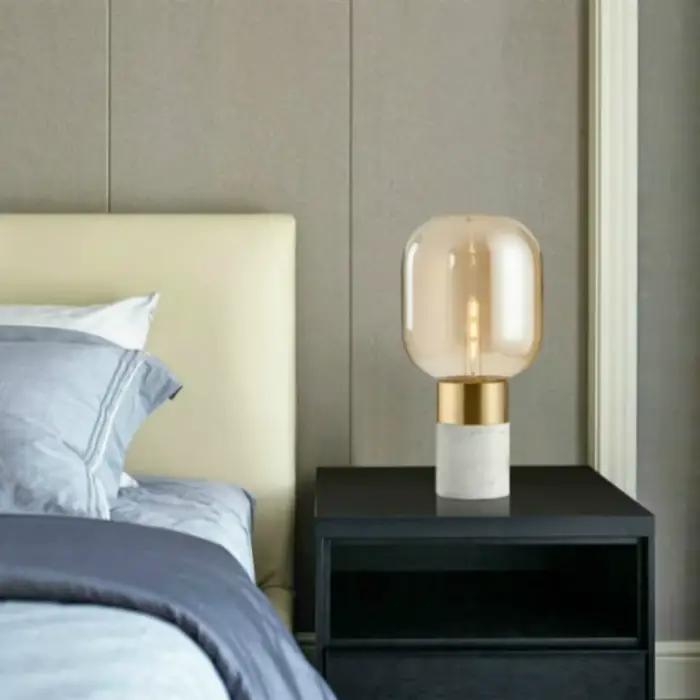 Lampe de table en marbre nordique avec finition chrome poli pour chambre à coucher et bureau, élégante source de lumière LED pour ambiances sophistiquées