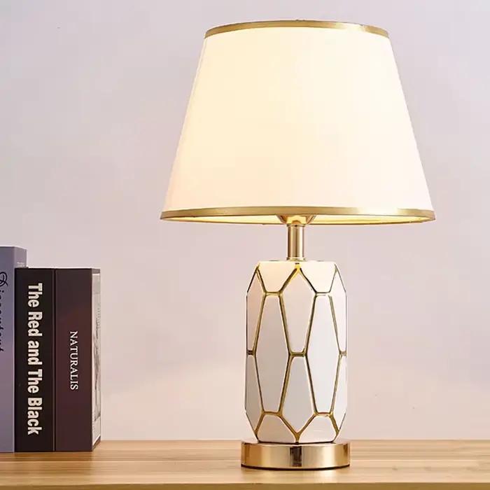 Lampe de table en céramique américaine, lampe de chevet pour chambre à coucher, lampe de bureau décorative européenne, simple et moderne, créative et personnalisée pour le salon