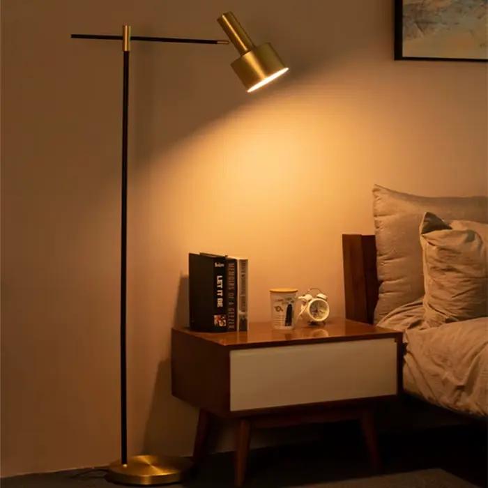 Lampadaire Nordique en Métal Noir et Or, Luminaire Décoratif d'Nik, Idéal pour un Salon, une Chambre à Coucher ou un Foyer