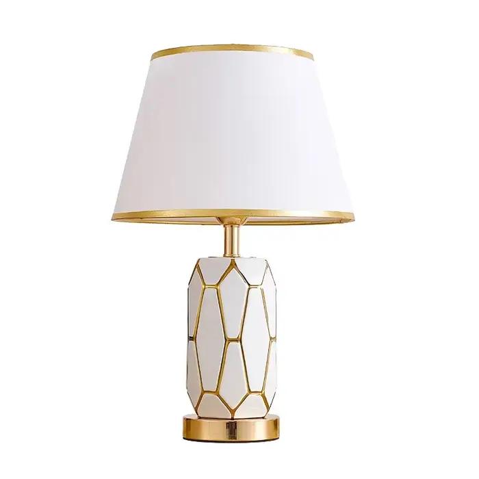 Lampe de table en céramique américaine, lampe de chevet pour chambre à coucher, lampe de bureau décorative européenne, simple et moderne, créative et personnalisée pour le salon