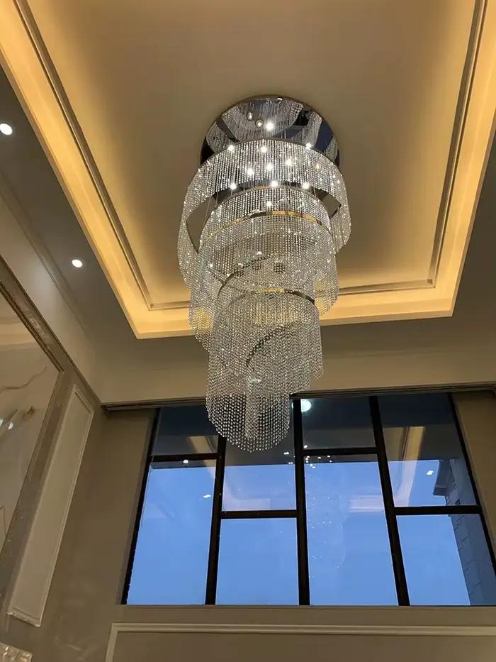 Grand lustre en cristal de conception moderne pour salon ou hall d'hôtel élégant à offrir pour décoration d'intérieur de luxe occasions spéciales