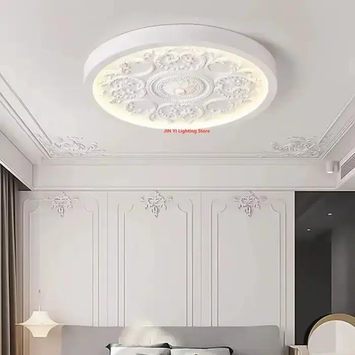 Nouveau plafonnier LED floral rond blanc sculpté, luminaire décoratif pour chambre à coucher et salon.