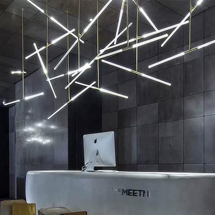 Plafonnier LED suspendu en forme de tube moderne avec finition chromée polie pour éclairer et décorer villa, cuisine ou boutique
